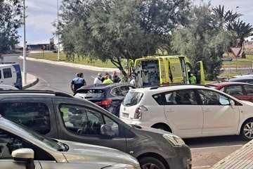Aparatosa caída de un ciclista en Melenara (Telde)/TA.